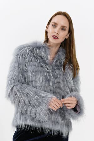 Короткая шуба из меха енота Virtuale Fur Collection 10576 купить с доставкой